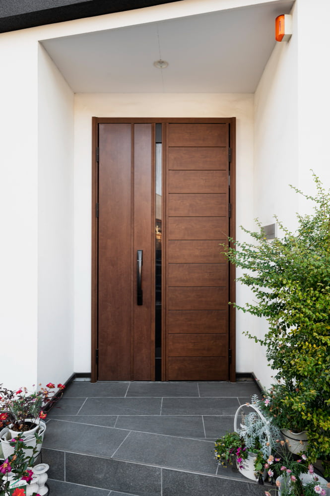 Portas pivotantes de madeira na zona leste: onde comprar